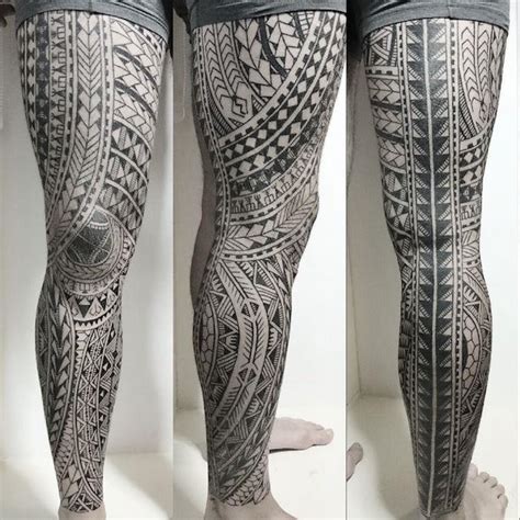 Muž s tetovaním na ramene v štýle biomechaniky