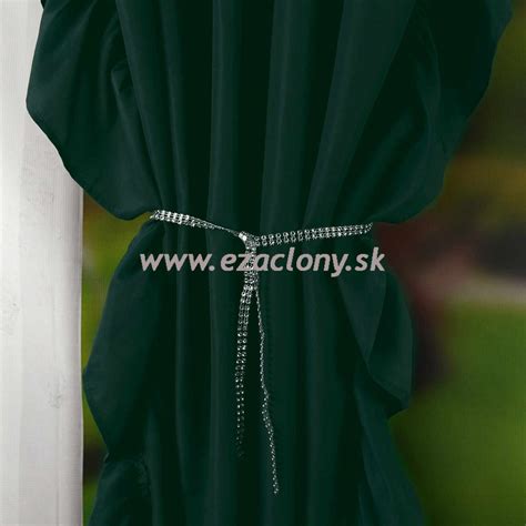 detail riasiacej stuhy na závese