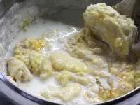 Šľahanie maslovej zmesi pomocou elektrického šľahača