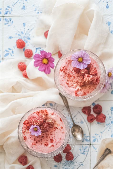 Hotová malinová kúpeľová pena v elegantnej dóze