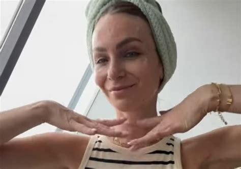 Žena aplikuje masku z ľanových semienok na tvár