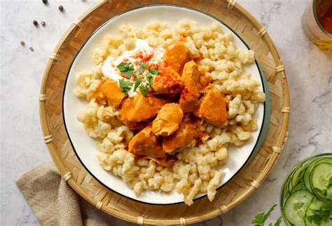 Rôzne misky s uhorkovým šalátom v rôznych variáciách