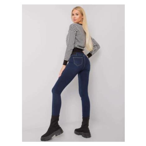 Dámske džínsy s vysokým pásom a elegantná blúzka