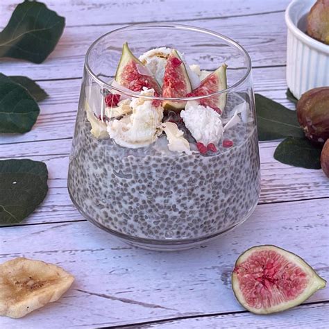 Obrázok rôznych jedál pripravených s chia semienkami (puding, smoothie, pečivo)