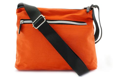 Oranžová crossbody taška s detailmi