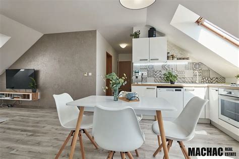 Interiér s bielymi stenami a dostatkom svetla