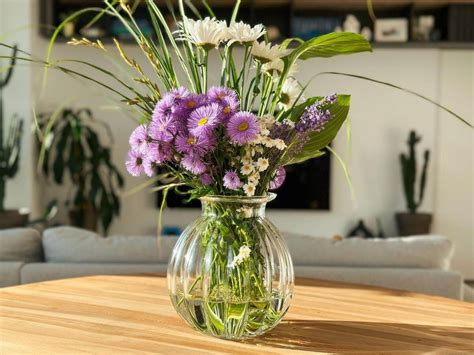 Váza s levanduľou a lúčnymi kvetmi