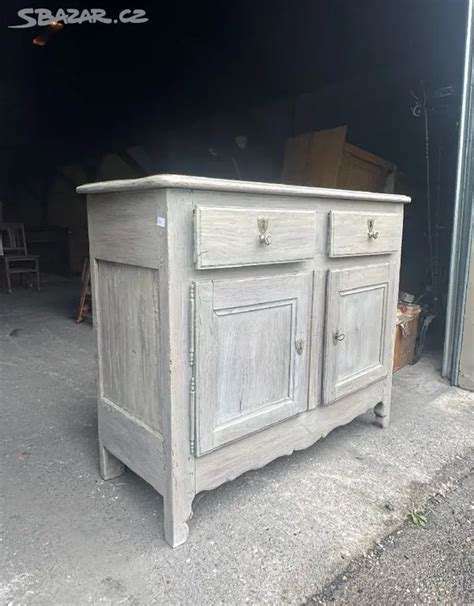 Starožitná komoda s patinou