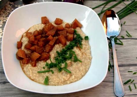 Miska s hotovou kašou zo pšenových vločiek a ovocím