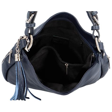 Dámska kabelka cez rameno s rôznymi outfitmi