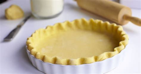 Pripravené krehké cesto vo forme