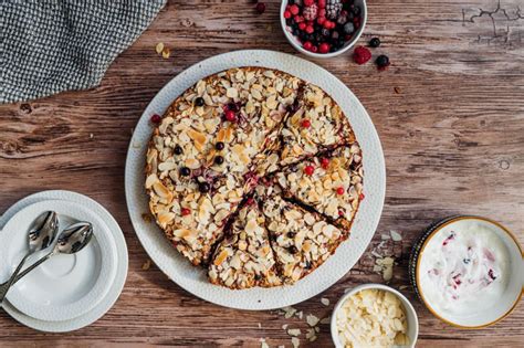 Ovocný ovsený koláč pripravený na servírovanie