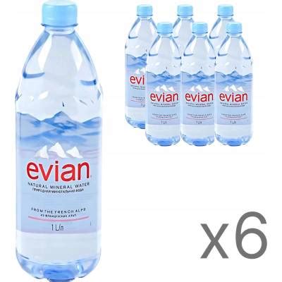 Fľaše minerálnej vody Evian
