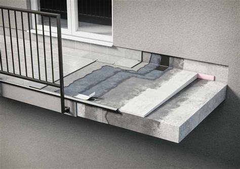 Detail ochranného pásu na hrane balkóna