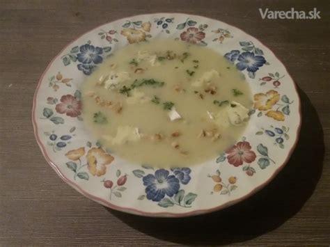Servírovaná paštrnáková polievka s rôznymi prílohami