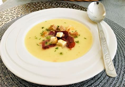 Paštrnáková polievka s plesňovým syrom a slaninkou