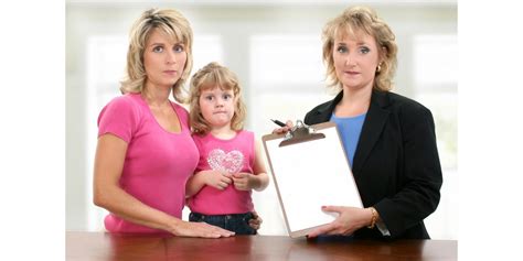 Ilustrácia dieťaťa s rodičom pri logopedickom cvičení