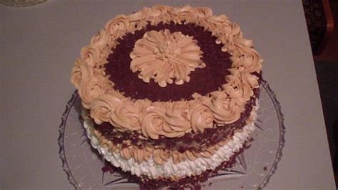 Vrstvenie karamelovej torty s penovým plátom