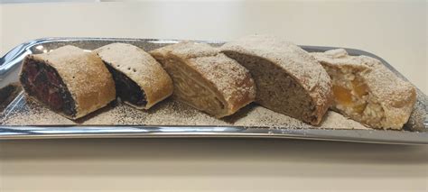 Obrázok znázorňujúci historické vyobrazenie prípravy štrúdle.