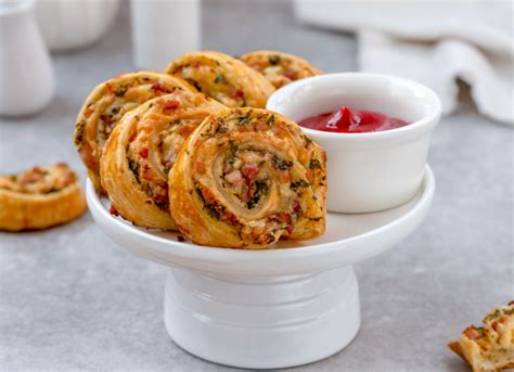 Koláž rôznych druhov štrúdlí s rôznymi plnkami.