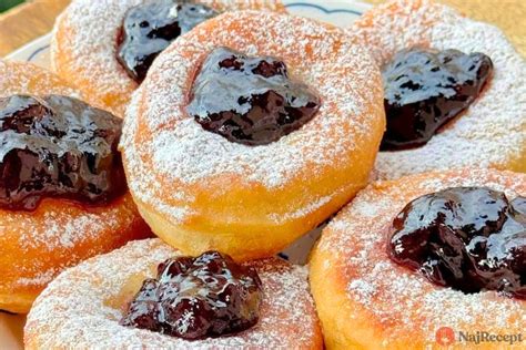 Fľaše s domácim figovým džemom