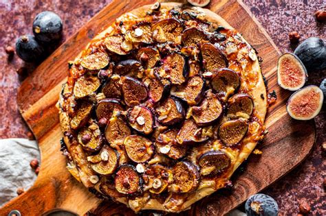 Čerstvé figy na plechu pripravené na pečenie