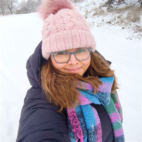 Detailný pohľad na nadýchanú makovú buchtu v reze