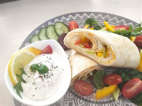 Hotová kuracia tortilla s jogurtovým dipom a čerstvou zeleninou