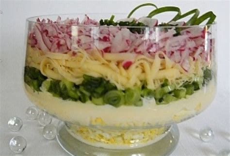 Farebný prekladaný šalát v sklenenej nádobe