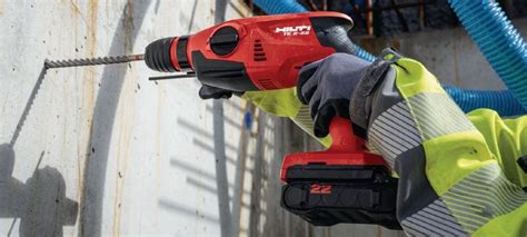 Použitie vysávača pri vŕtaní pre zníženie prašnosti