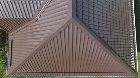 Hotová strecha z trapézového plechu s doplnkami