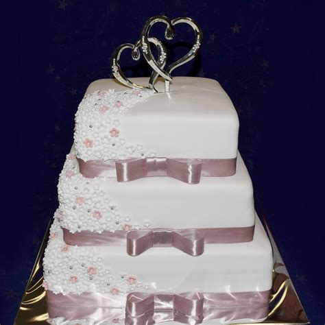 Štvorcová svadobná torta s modernou eleganciou