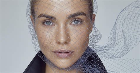 Žena vyberá parfum