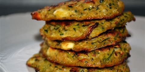 Servírovaná porcia cuketových placiek s lososom a šalátom