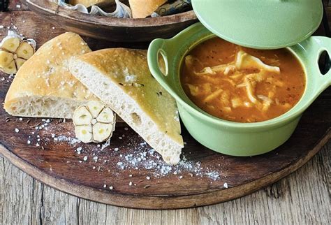 Miska s hotovou držkovou polievkou a chlebom