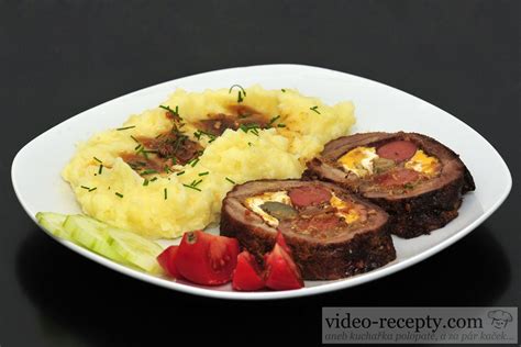 Servírovanie bravčového mäsa s kapustou a zemiakmi