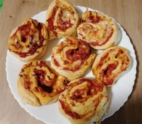 Vizualizácia postupu rolovania a krájania pizza slimákov