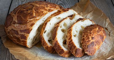 Ilustrácia chleba s dierou pod kôrkou