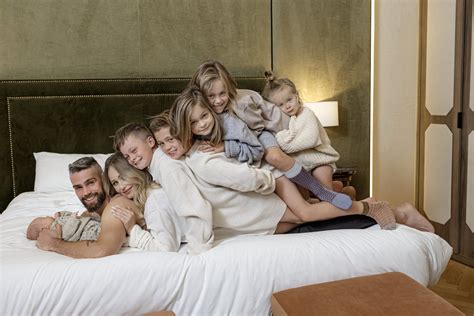 Rodina pečie chlieb spolu