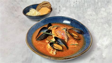 Servírovaná Bouillabaisse s bagetou a omáčkou Rouille