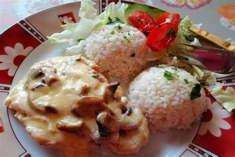 Zapečené kuracie prsia s rôznofarebnou zeleninou a syrom