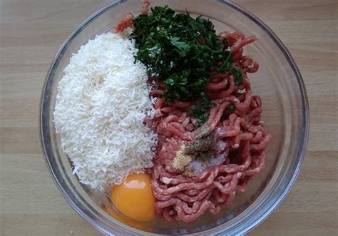 Misa s ingredienciami na prípravu mletého mäsa