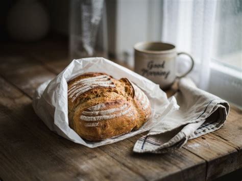 Fotografia hotových raňajok z tofu, jabĺk a slnečnicového chleba