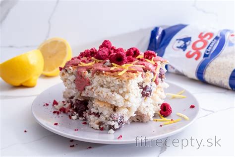 Vrstvenie ryžového nákypu s ovocím