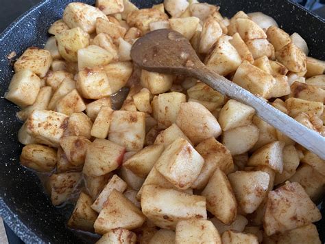 Dusenie jabĺk na panvici