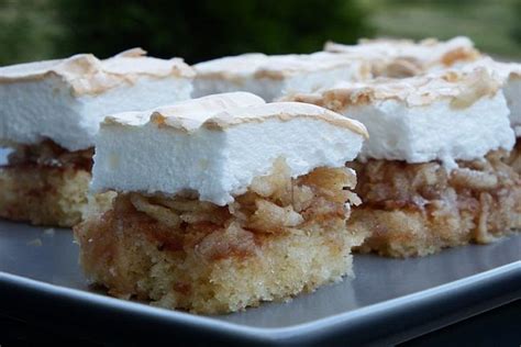 Hotový jablkový koláč so snehom