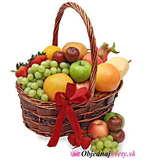 Ovocný kôš s rôznym ovocím, vrátane hrozna a malín