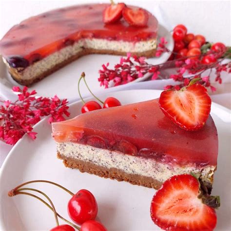 Misky s čerešňami, čučoriedkami a jahodami