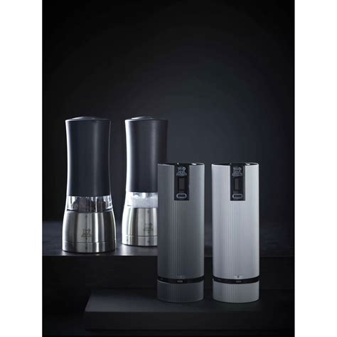 Rôzne druhy mlynčekov na korenie a soľ