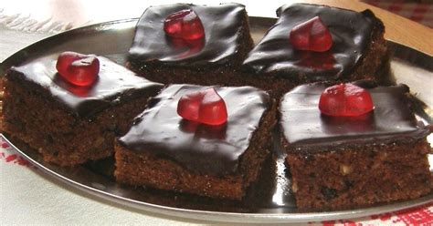 Čerstvo upečený jablkový koláč z kyslého mlieka